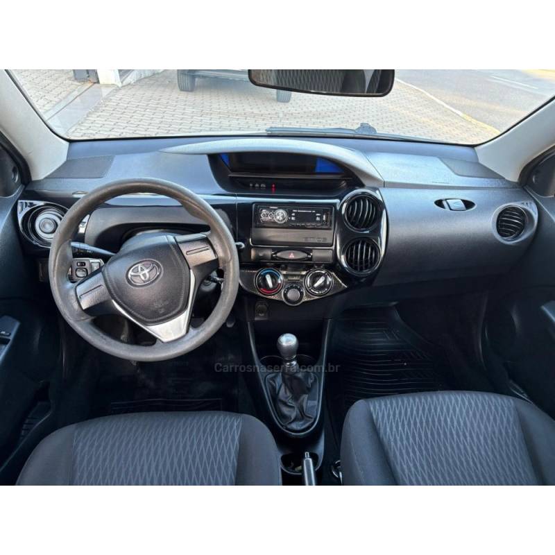 TOYOTA - ETIOS - 2019/2020 - Branca - R$ 65.800,00