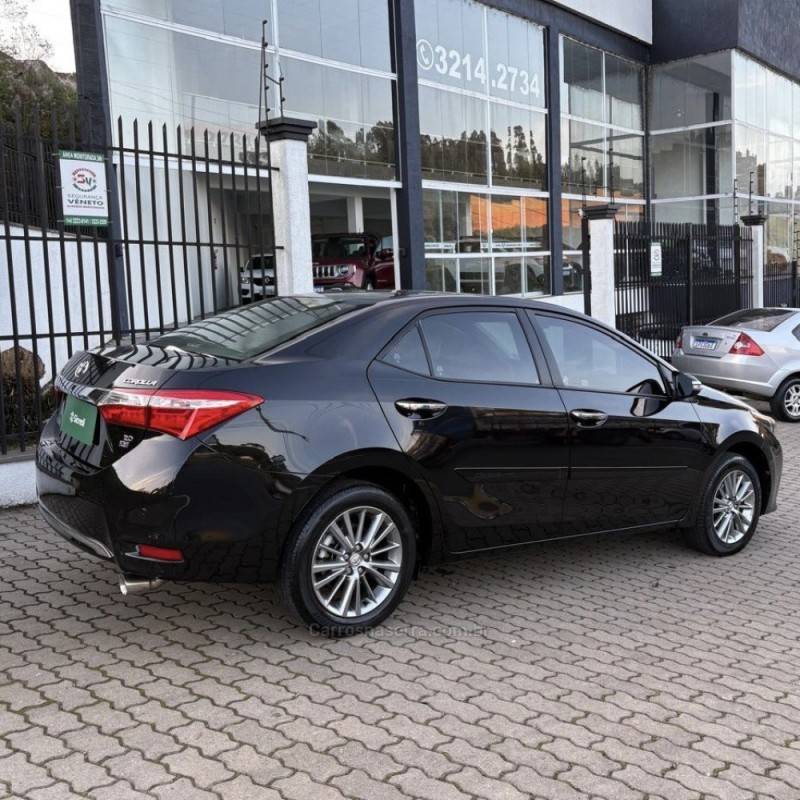 TOYOTA - COROLLA - 2016/2017 - Preta - R$ 92.800,00