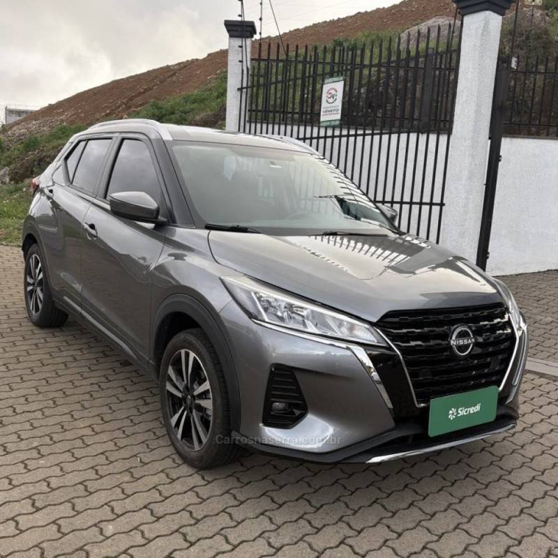 NISSAN - KICKS - 2022/2023 - Cinza - R$ 106.800,00