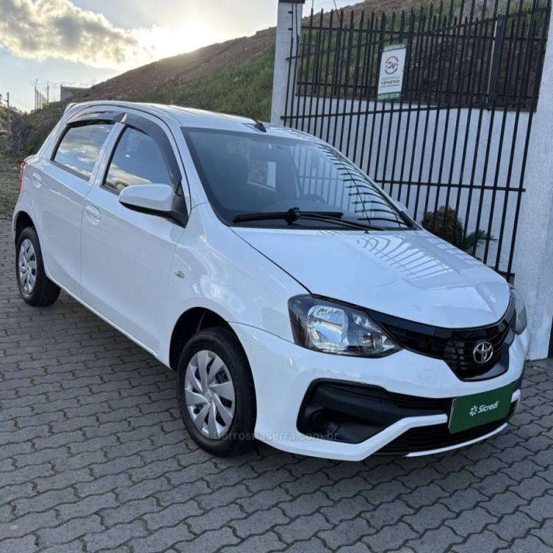 TOYOTA - ETIOS - 2019/2020 - Branca - R$ 65.800,00