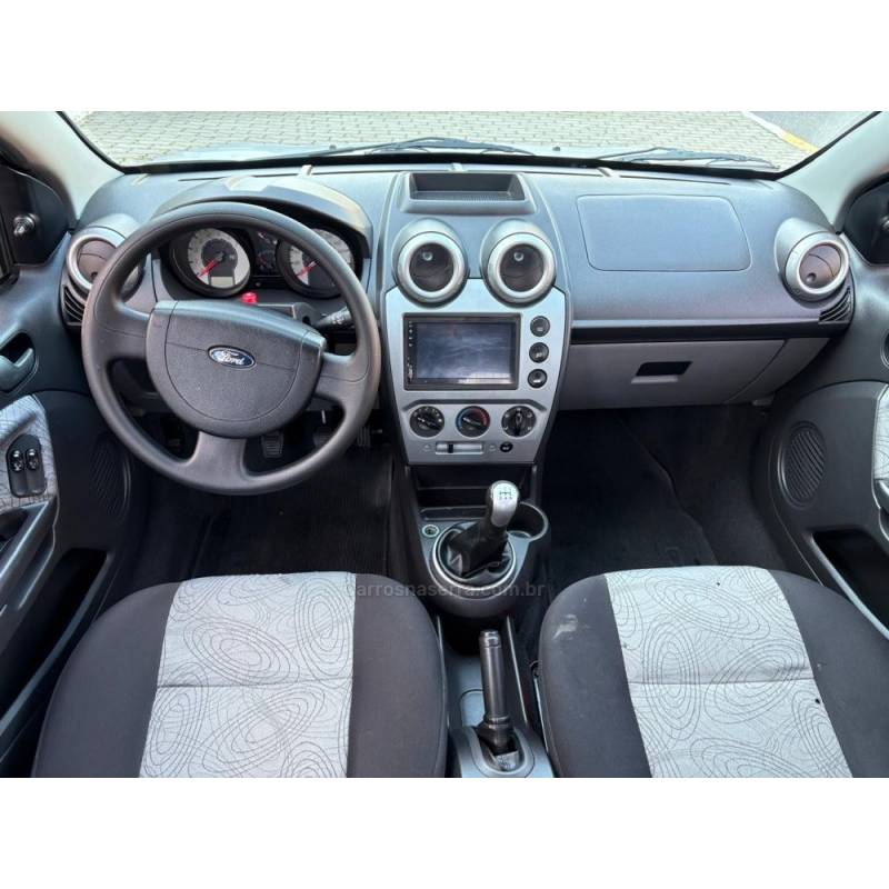 FORD - FIESTA - 2009/2009 - Prata - R$ 31.800,00