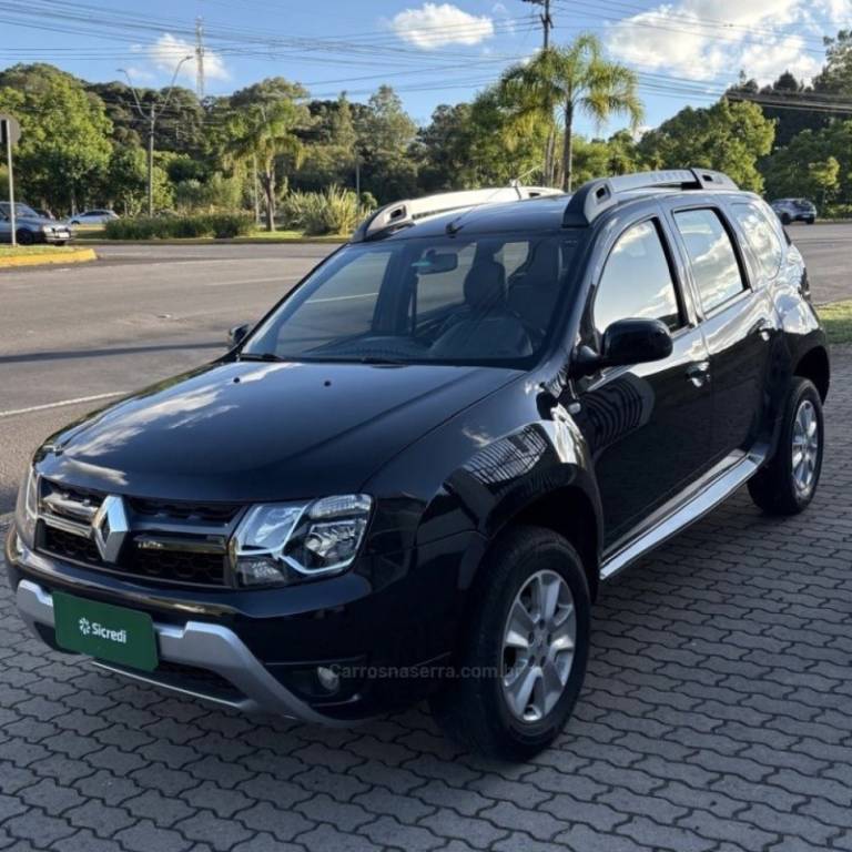 RENAULT - DUSTER - 2016/2017 - Preta - R$ 66.800,00
