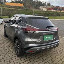 NISSAN - KICKS - 2022/2023 - Cinza - R$ 106.800,00
