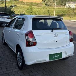 TOYOTA - ETIOS - 2019/2020 - Branca - R$ 65.800,00