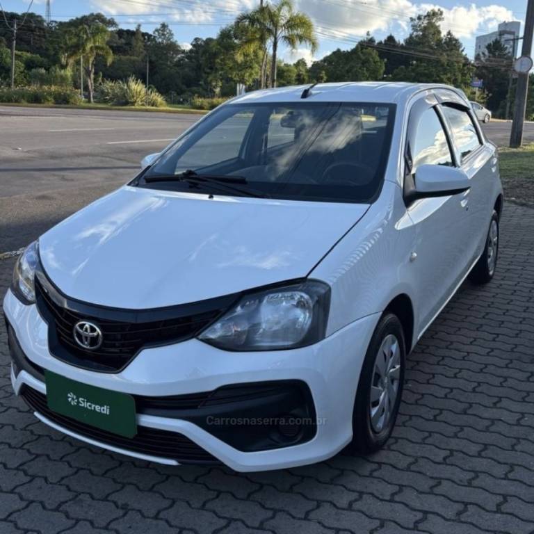 TOYOTA - ETIOS - 2019/2020 - Branca - R$ 65.800,00